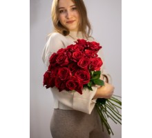 Моно букет из 25 роз красных 60 см 