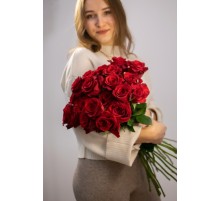 Моно букет из 25 роз красных 60 см 