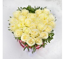 25 Белых Роз в коробке сердце