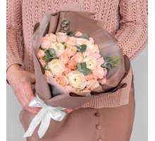 Букет "Ранункулюс Ханой и Роза Бомбастик"