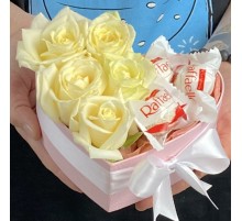 5 Белых Роз и Raffaello в коробке сердце
