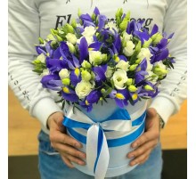 Букет "Белые Эустомы и Ирис" в коробке