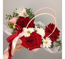 Яркая сумочка из красных роз