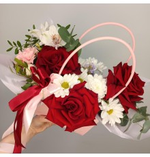 Яркая сумочка из красных роз