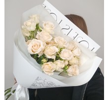 Воздушный букет из 7 веточек кустовых роз