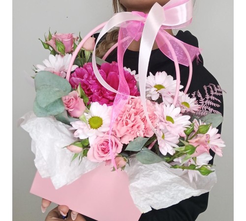 Сочная композиция в сумочке из кустовой розы