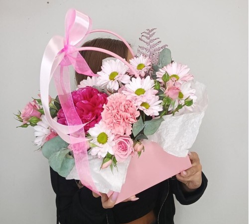 Сочная композиция в сумочке из кустовой розы