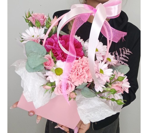 Сочная композиция в сумочке из кустовой розы