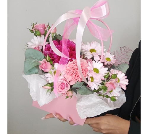 Сочная композиция в сумочке из кустовой розы